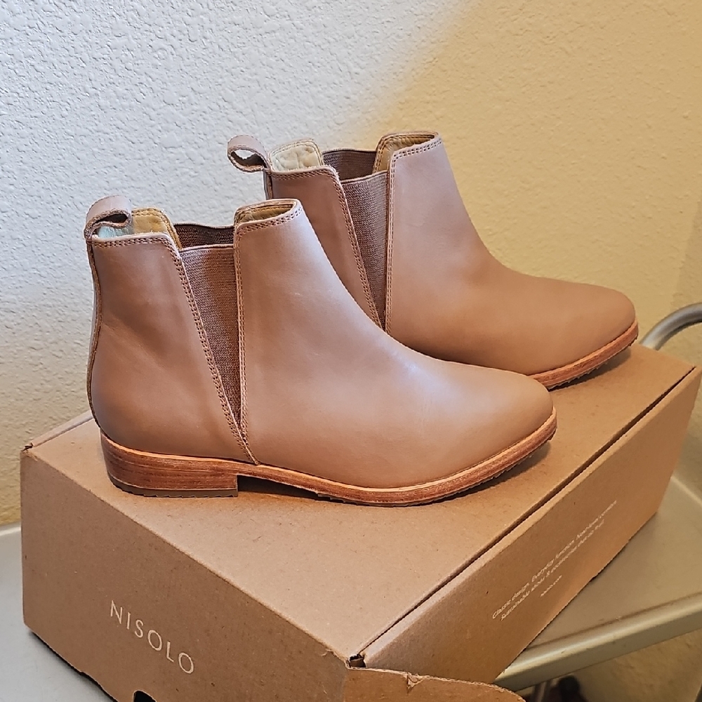 NewInBox Nisolo Tan Leather Chelsea Boots W/bags 6.5